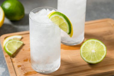 Buzlu soğuk limonlu soda. Buzlu.