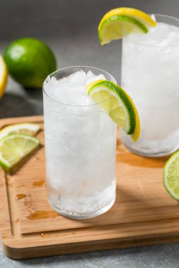 Buzlu soğuk limonlu soda. Buzlu.