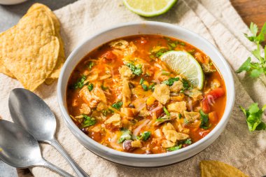 Kuru fasulye ve mısırlı ev yapımı tavuk çorbası.