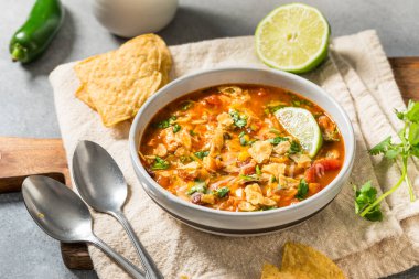 Kuru fasulye ve mısırlı ev yapımı tavuk çorbası.