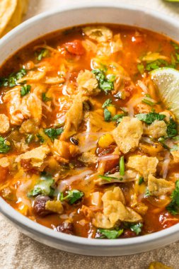 Kuru fasulye ve mısırlı ev yapımı tavuk çorbası.