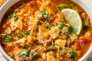 Kuru fasulye ve mısırlı ev yapımı tavuk çorbası.