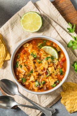 Kuru fasulye ve mısırlı ev yapımı tavuk çorbası.