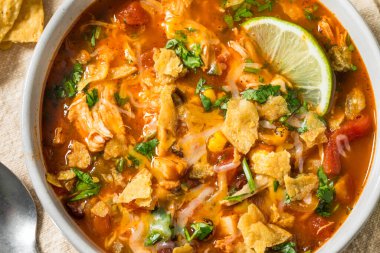 Kuru fasulye ve mısırlı ev yapımı tavuk çorbası.