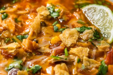 Kuru fasulye ve mısırlı ev yapımı tavuk çorbası.