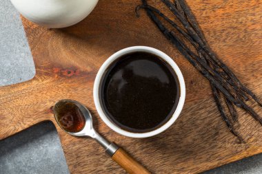 Bir kasede tatlı organik vanilyalı fasulye ezmesi özü