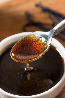 Bir kasede tatlı organik vanilyalı fasulye ezmesi özü