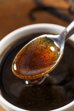 Bir kasede tatlı organik vanilyalı fasulye ezmesi özü