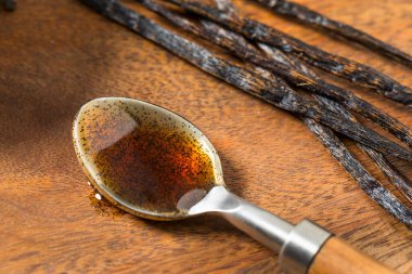 Bir kasede tatlı organik vanilyalı fasulye ezmesi özü