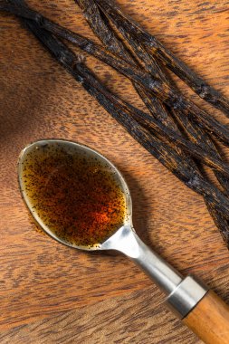 Bir kasede tatlı organik vanilyalı fasulye ezmesi özü