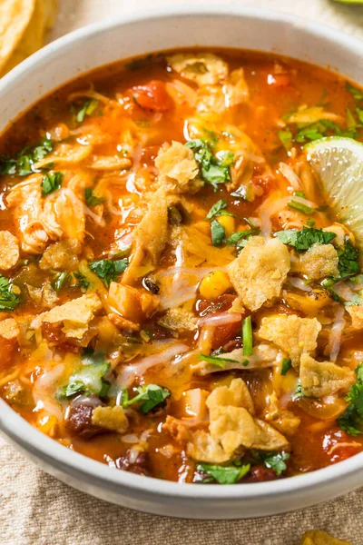 Kuru fasulye ve mısırlı ev yapımı tavuk çorbası.