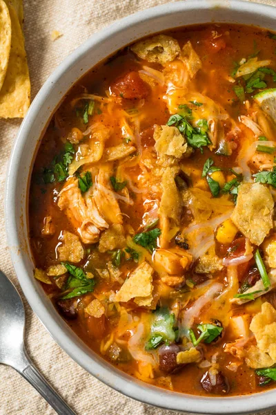 Kuru fasulye ve mısırlı ev yapımı tavuk çorbası.