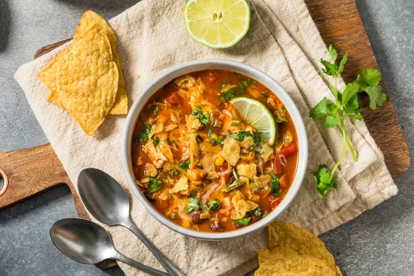 Kuru fasulye ve mısırlı ev yapımı tavuk çorbası.