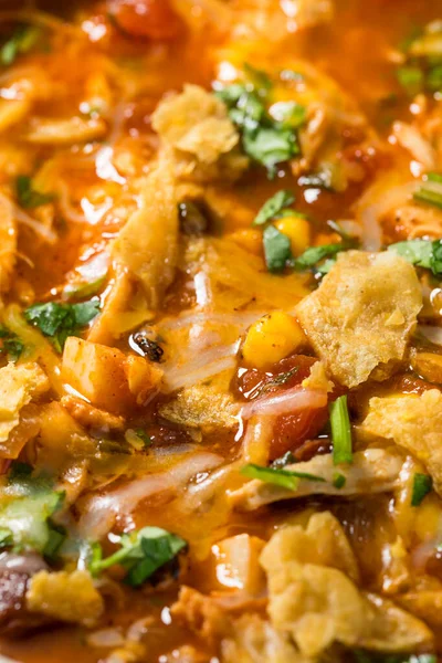 Kuru fasulye ve mısırlı ev yapımı tavuk çorbası.