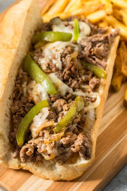 Biberli ve soğanlı ev yapımı Philly biftekli sandviç.