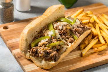 Biberli ve soğanlı ev yapımı Philly biftekli sandviç.