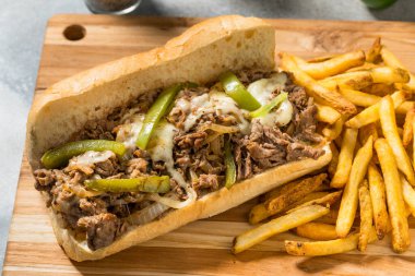 Biberli ve soğanlı ev yapımı Philly biftekli sandviç.