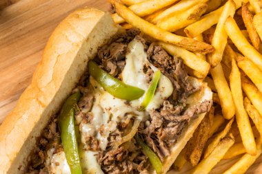 Biberli ve soğanlı ev yapımı Philly biftekli sandviç.