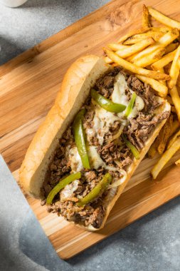 Biberli ve soğanlı ev yapımı Philly biftekli sandviç.