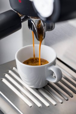 Espresso Kahve Ev Makinesinde demlenip kupaya dönüşüyor