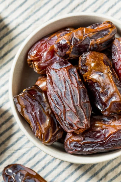 Organik Çiğ Türk Medjool Tarihleri Yemeye Hazır