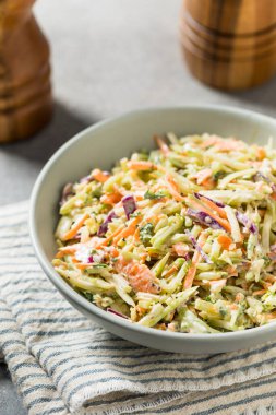 Mayo Brokoli ve Lahana ile ev yapımı kremalı lahana salatası.