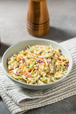 Mayo Brokoli ve Lahana ile ev yapımı kremalı lahana salatası.