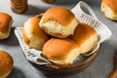 Ev yapımı Küçük Kaygan Akşam Yemeği Çörekleri Sepette