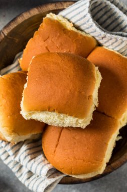 Ev yapımı Küçük Kaygan Akşam Yemeği Çörekleri Sepette