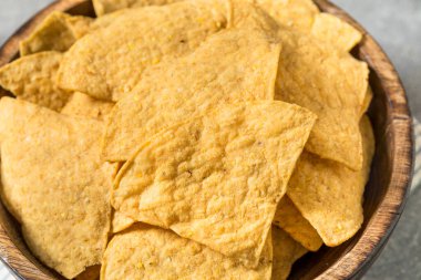 Ev yapımı kızarmış tortilla cipsi kasede yenir.