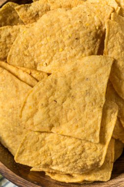 Ev yapımı kızarmış tortilla cipsi kasede yenir.