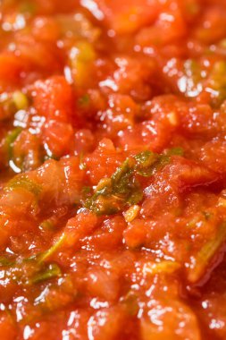 Ev yapımı sağlıklı Meksika Domates Salsa 'sı ve yanında patates kızartması.