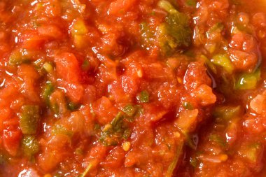 Ev yapımı sağlıklı Meksika Domates Salsa 'sı ve yanında patates kızartması.