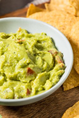 Ev yapımı Meksika Avokado Guacamole ile Tortilla Chips