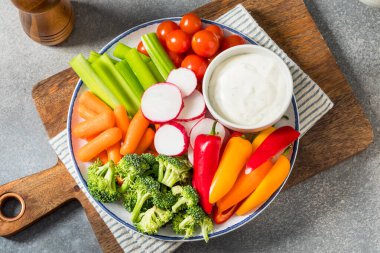 Çiğ çiğ sebze tabağı ve Ranch Sressing.