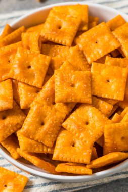 Bir kasede atıştırmak için tuzlu peynirli kraker kareleri