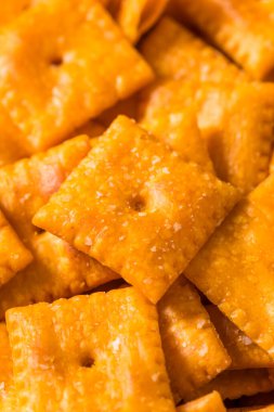 Bir kasede atıştırmak için tuzlu peynirli kraker kareleri