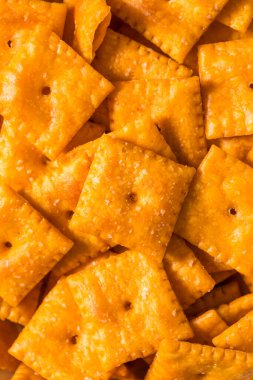 Bir kasede atıştırmak için tuzlu peynirli kraker kareleri