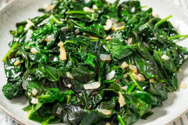 Ispanak ve Kale ile Sağlıklı Sauteed Yeşilleri