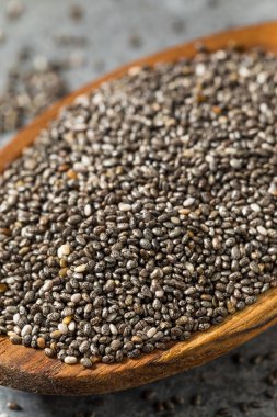 Pişirmek için kaşık içinde organik çiğ Chia tohumları