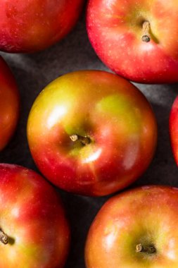 Sağlıklı Mevsimlik Kırmızı Mcintosh Elmaları Bir demet