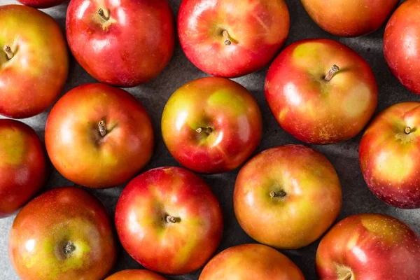 Sağlıklı Mevsimlik Kırmızı Mcintosh Elmaları Bir demet