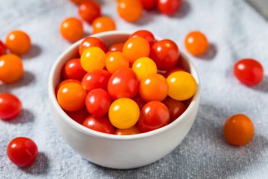 Çiğ Organik Çok Renkli Kiraz Domatesleri