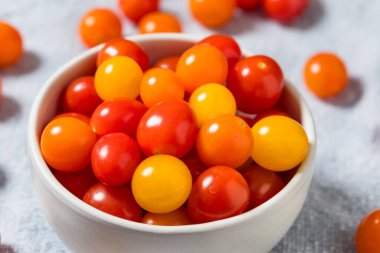 Çiğ Organik Çok Renkli Kiraz Domatesleri