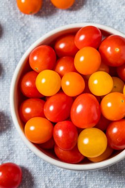 Çiğ Organik Çok Renkli Kiraz Domatesleri