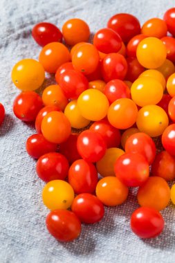 Çiğ Organik Çok Renkli Kiraz Domatesleri