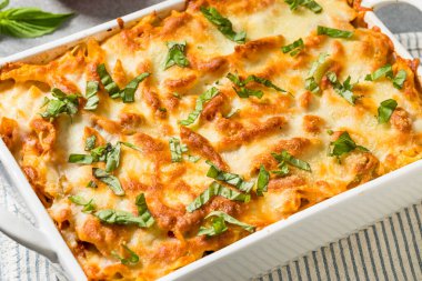 Ev yapımı peynirli ve soslu Mastaccioli Makarnası.