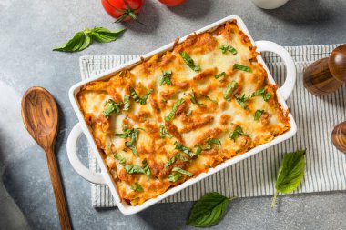 Ev yapımı peynirli ve soslu Mastaccioli Makarnası.