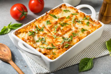 Ev yapımı peynirli ve soslu Mastaccioli Makarnası.