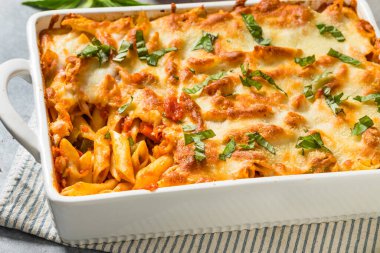 Ev yapımı peynirli ve soslu Mastaccioli Makarnası.